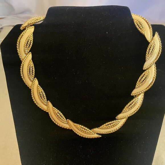 Trifari signed vintage gold-tone and cream enamel textured leaves choker - Picture 1 of 7